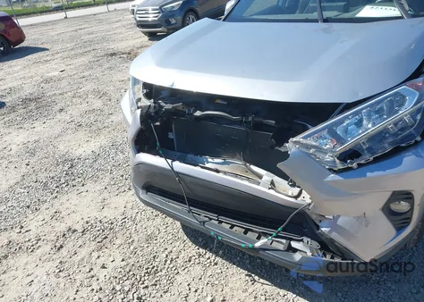 2019 Toyota Rav4 Xle z USA, uszkodzony, nr VIN JTMW1RFV0KD008769